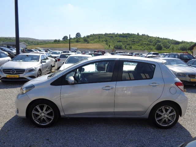 Toyota Yaris 1.3 VVTI, снимка 8 - Автомобили и джипове - 49289979