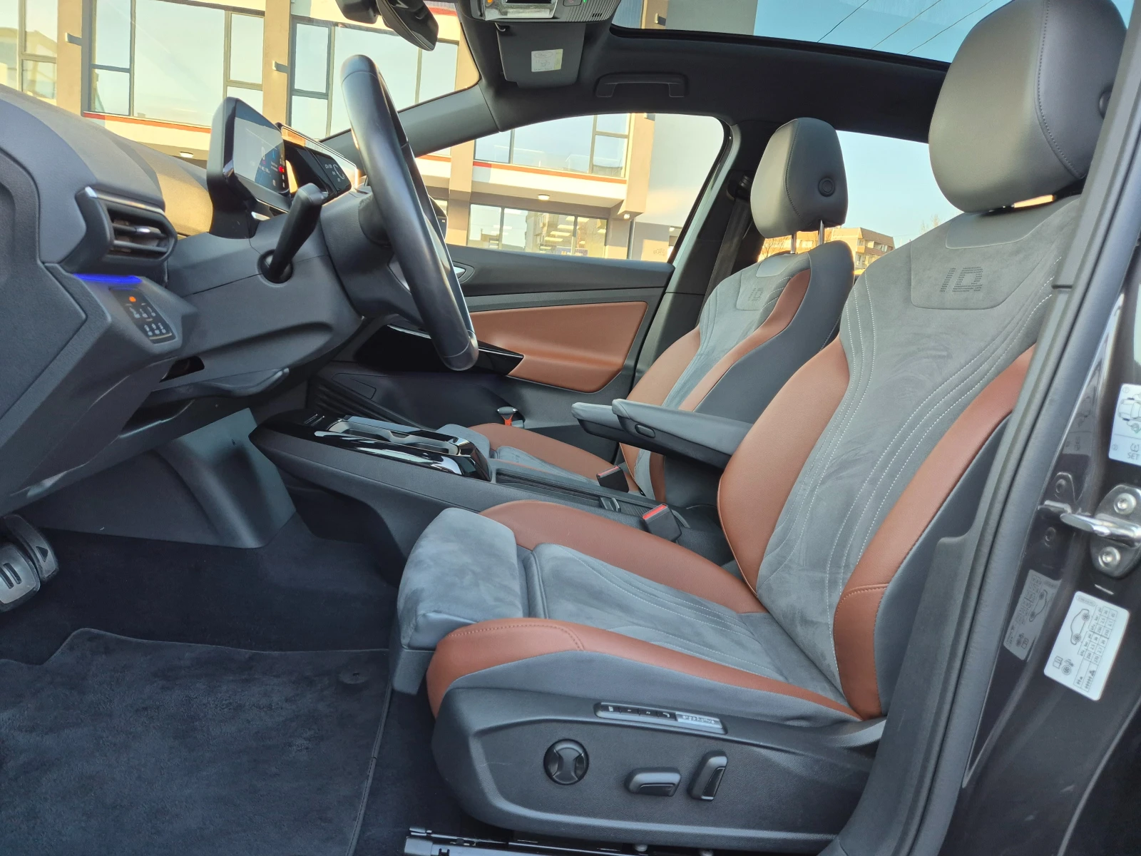 VW ID.4 1ST-MAX-82kWh-HUD-PANORAMA-MEMORI-AMBIENT LIGHT, снимка 8 - Автомобили и джипове - 53738334