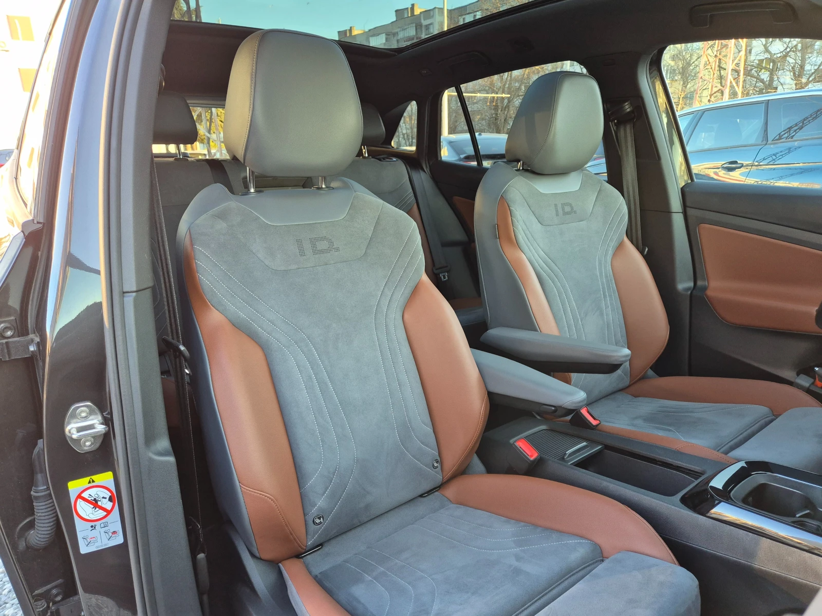 VW ID.4 1ST-MAX-82kWh-HUD-PANORAMA-MEMORI-AMBIENT LIGHT, снимка 12 - Автомобили и джипове - 53738334