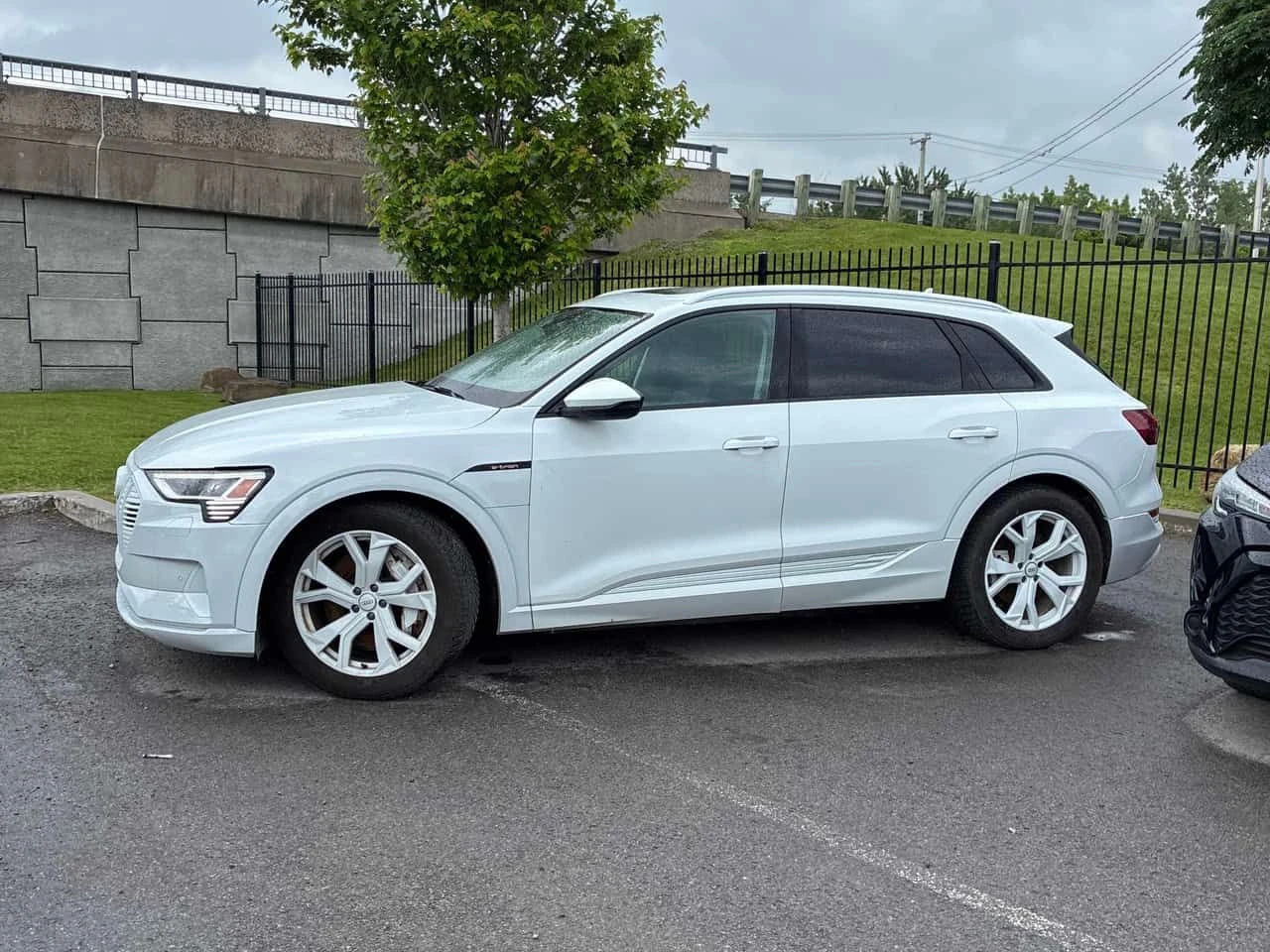 Audi E-Tron * PROGRESSIV * ПАНО * ПОДГРЕВИ * KEYLESS * CARFAX, снимка 2 - Автомобили и джипове - 55074050