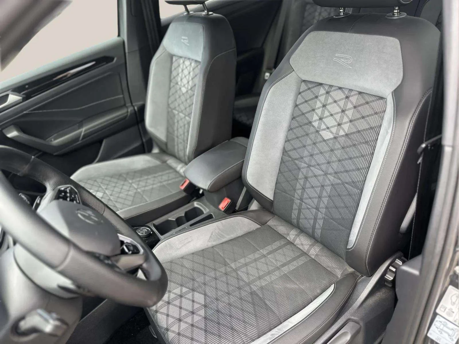VW T-Roc R-line 2.0TSI 190hp 4MOTION - изображение 8