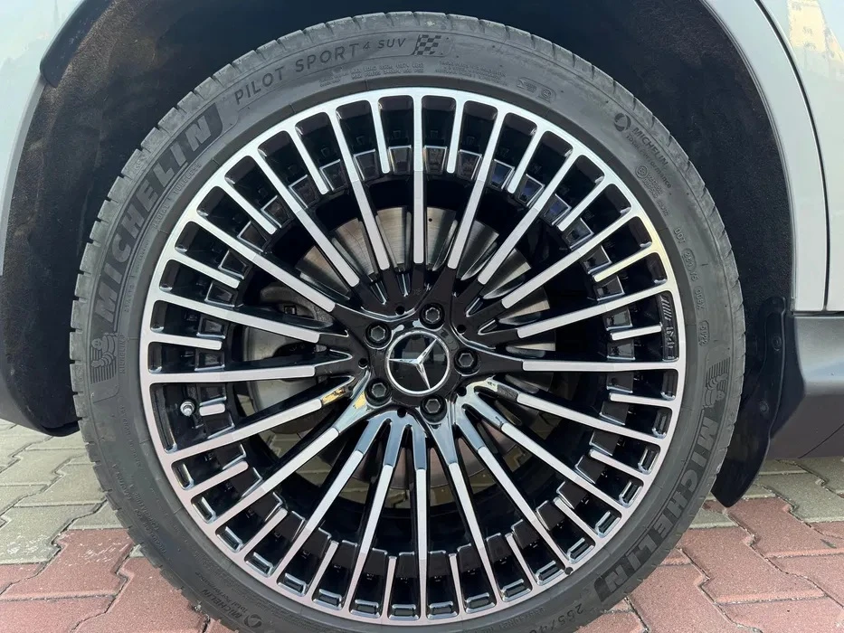 Mercedes-Benz EQC 400 4Matic AMG Line - изображение 3