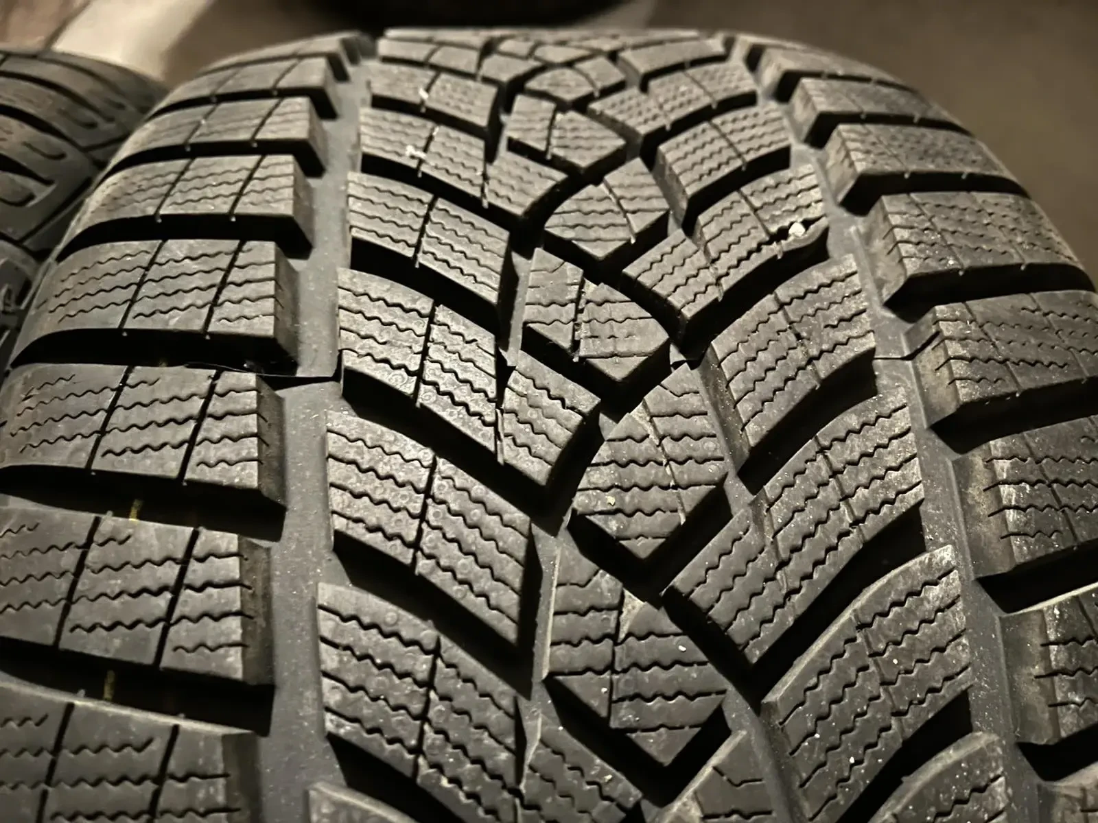 ���� 245/40R18 | Mobile.bg � ����������� 4