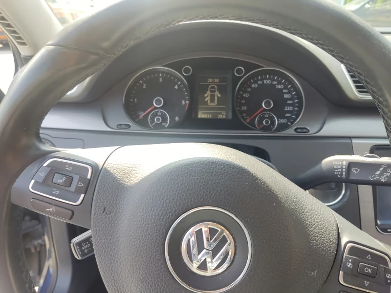 VW Passat Комби, снимка 16 - Автомобили и джипове - 48460259