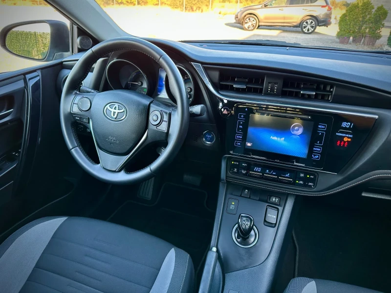 Toyota Auris 1.8 Hybrid, снимка 11 - Автомобили и джипове - 47374315