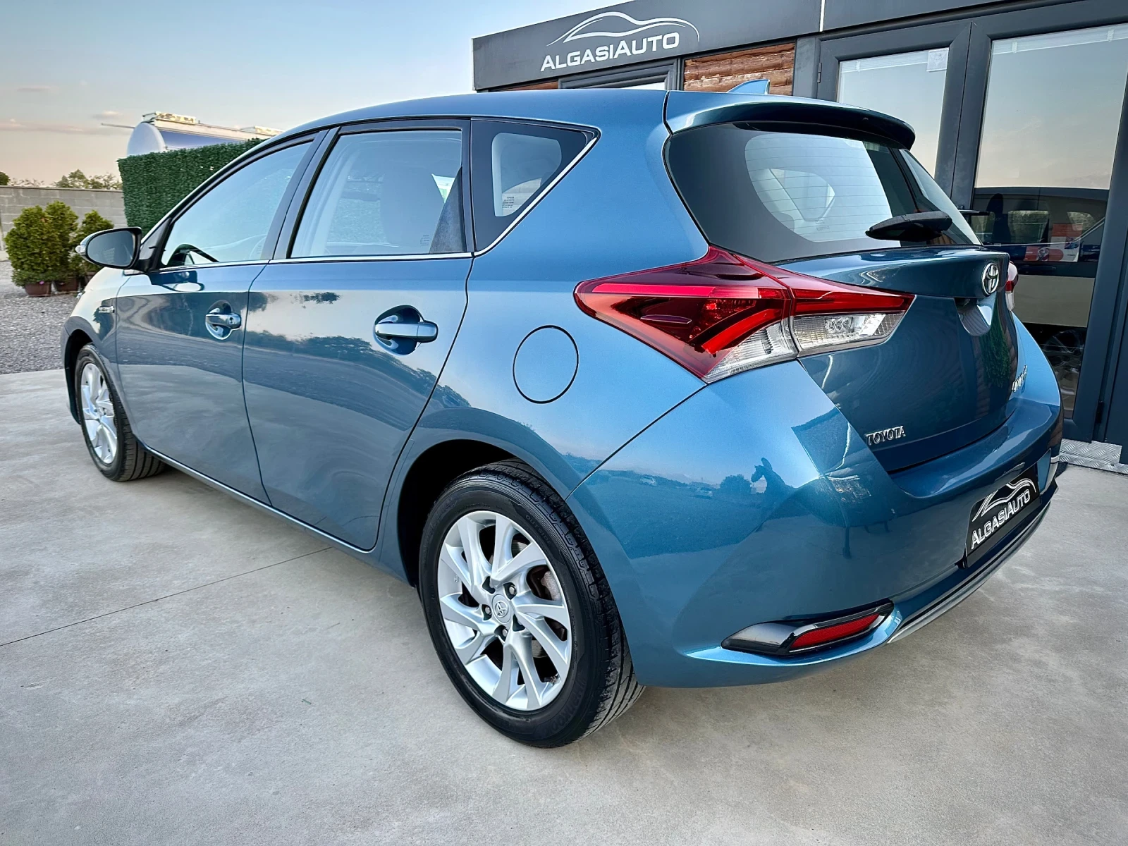 Toyota Auris 1.8 Hybrid - изображение 3