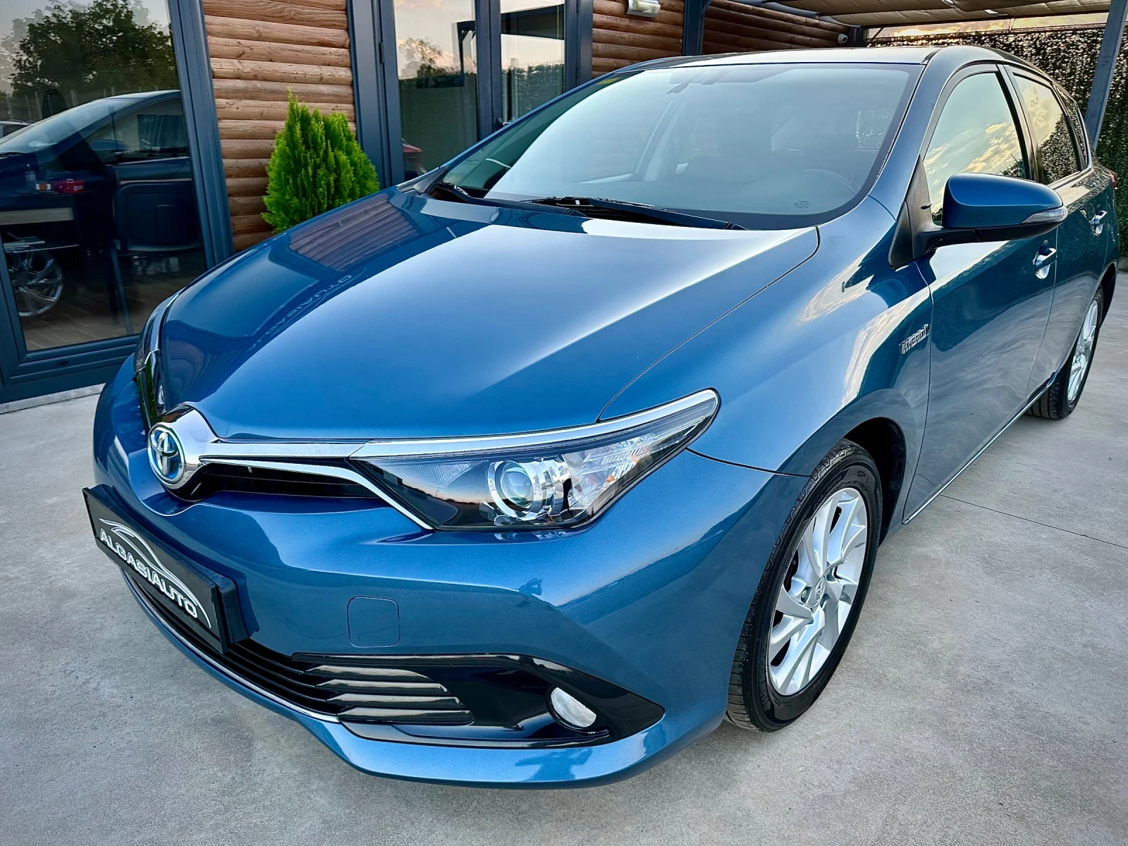 Toyota Auris 1.8 Hybrid - изображение 8