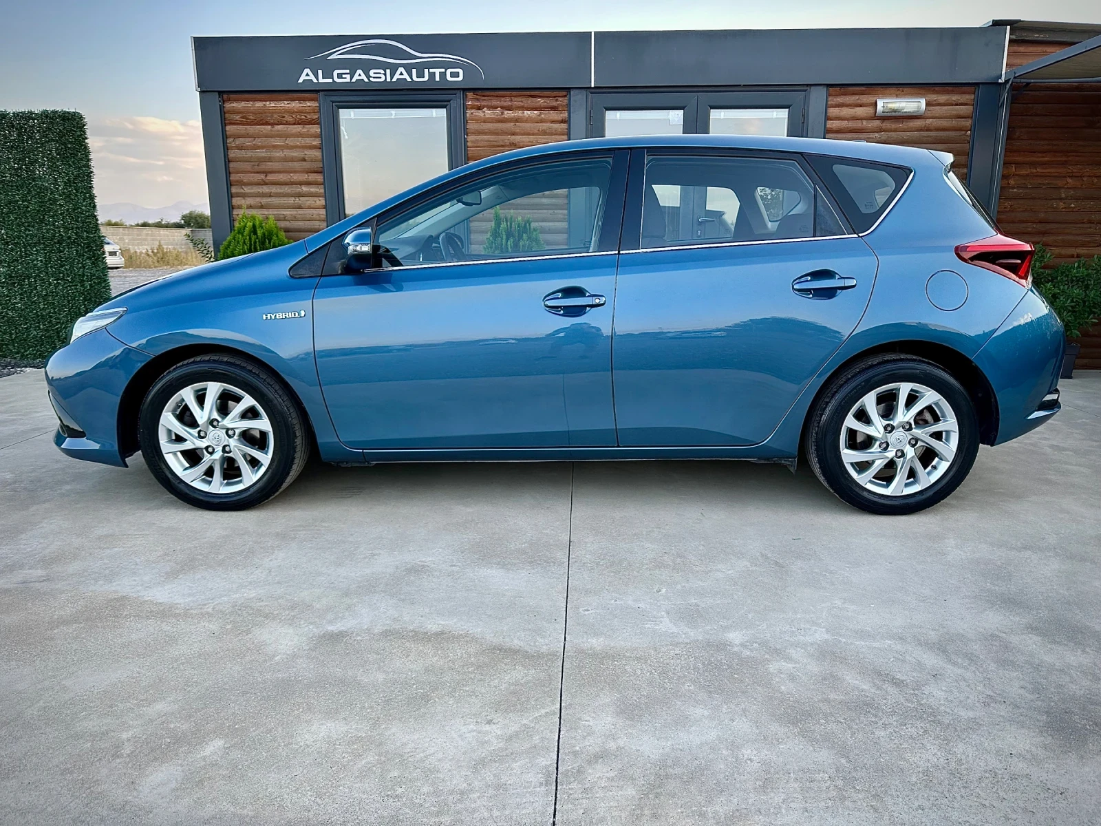 Toyota Auris 1.8 Hybrid - изображение 2