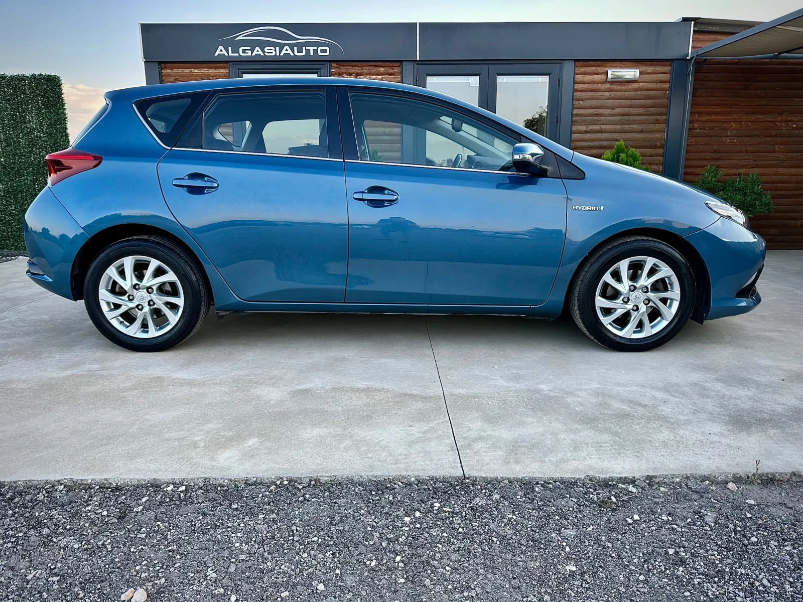 Toyota Auris 1.8 Hybrid - изображение 5