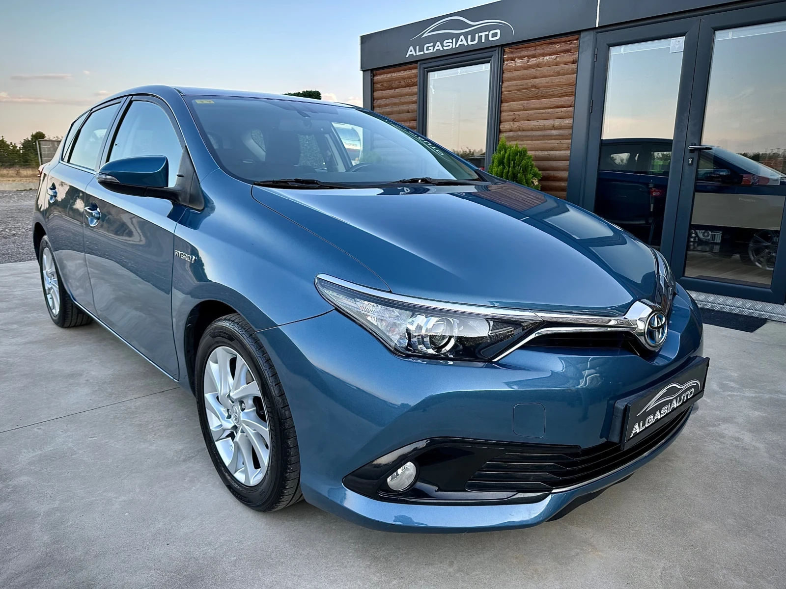 Toyota Auris 1.8 Hybrid - изображение 6