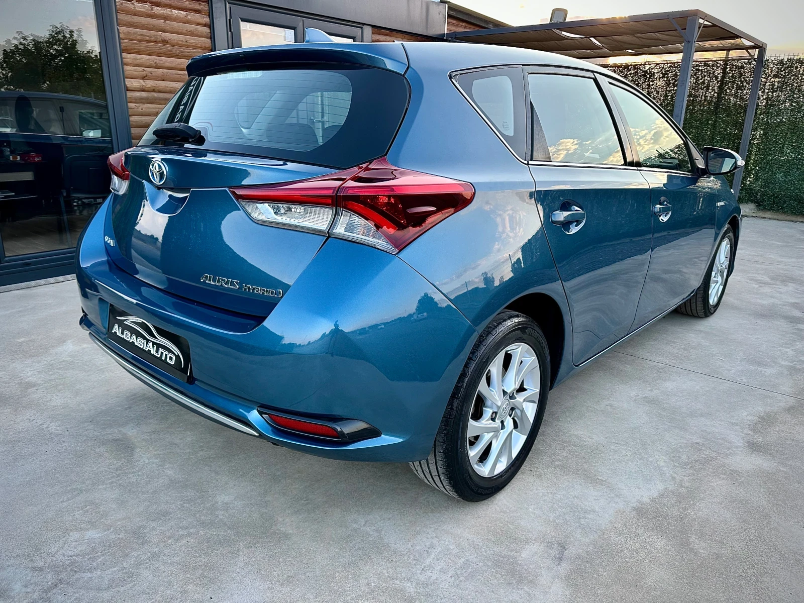 Toyota Auris 1.8 Hybrid - изображение 4