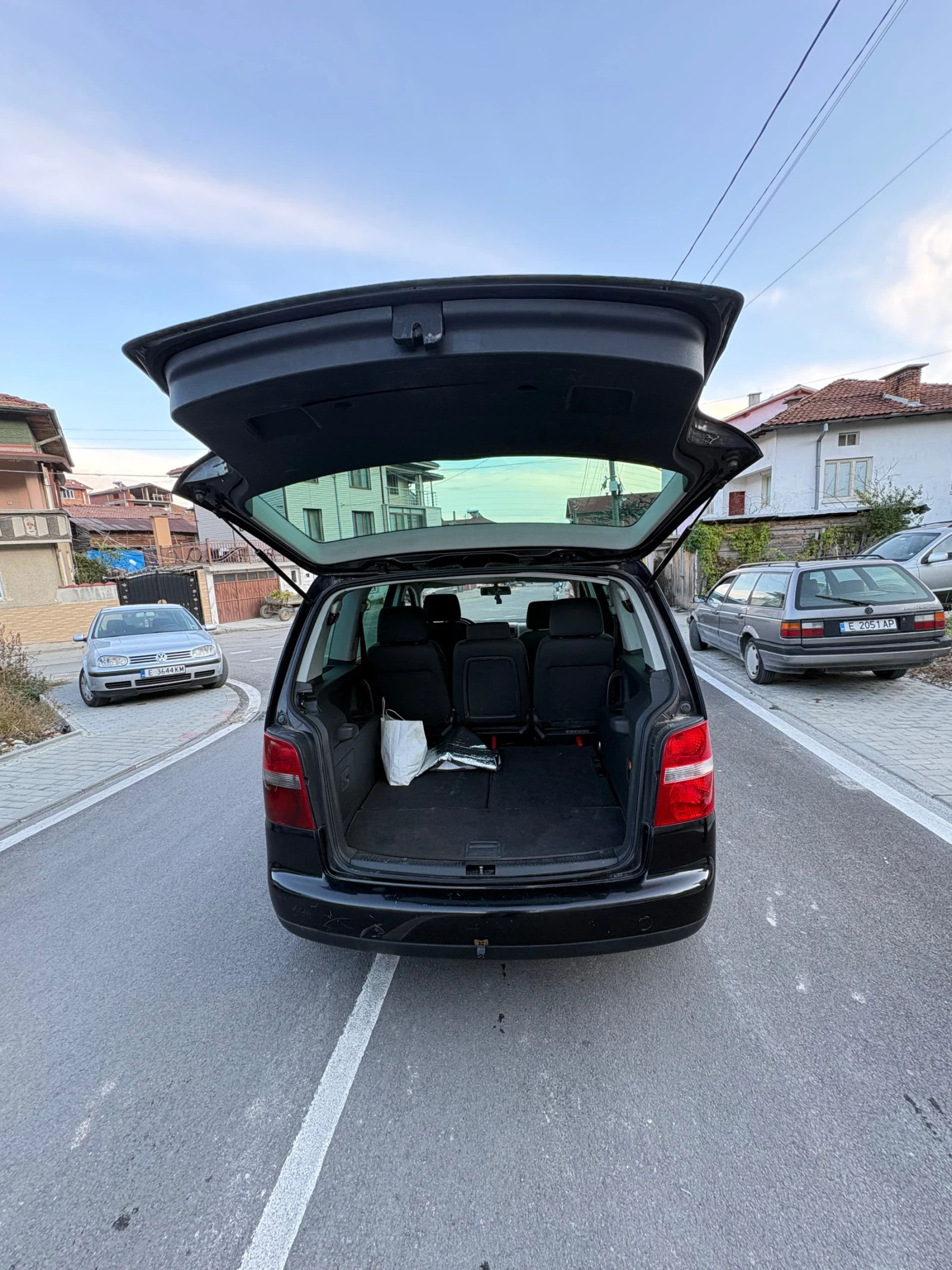 VW Touran 2.0 TDI, снимка 9 - Автомобили и джипове - 56645949
