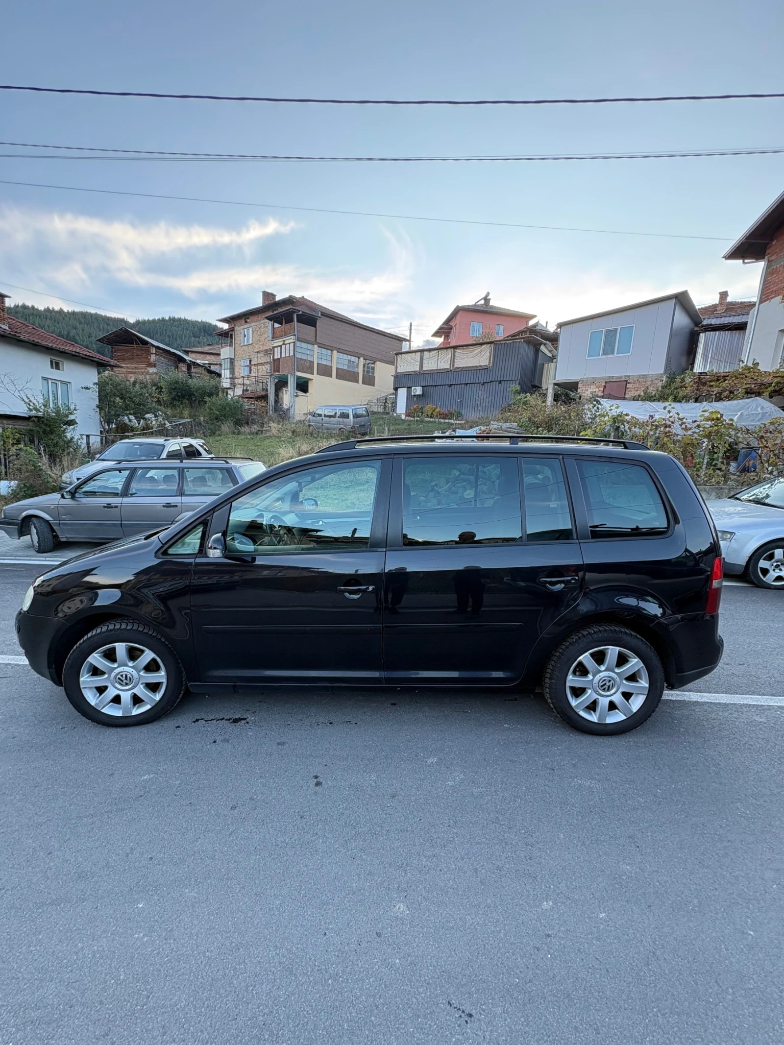 VW Touran 2.0 TDI, снимка 13 - Автомобили и джипове - 56645949