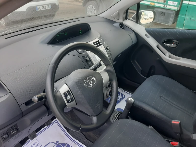 Toyota Yaris 1.3VVTI, снимка 10 - Автомобили и джипове - 51958782