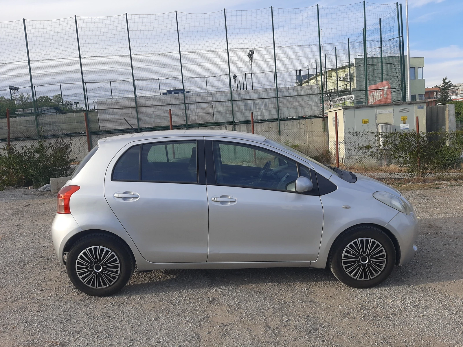 Toyota Yaris 1.3VVTI - изображение 2