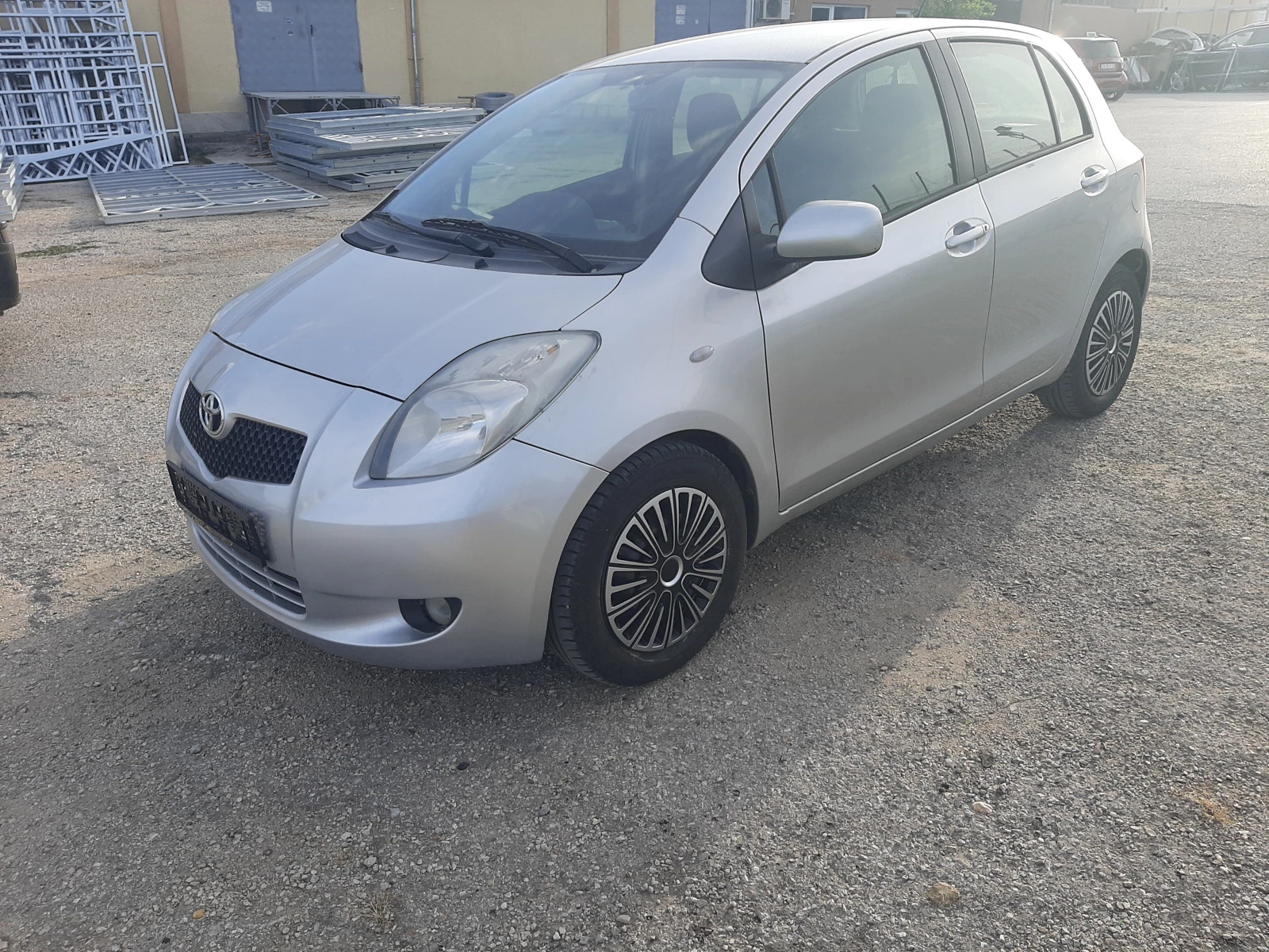 Toyota Yaris 1.3VVTI - изображение 7