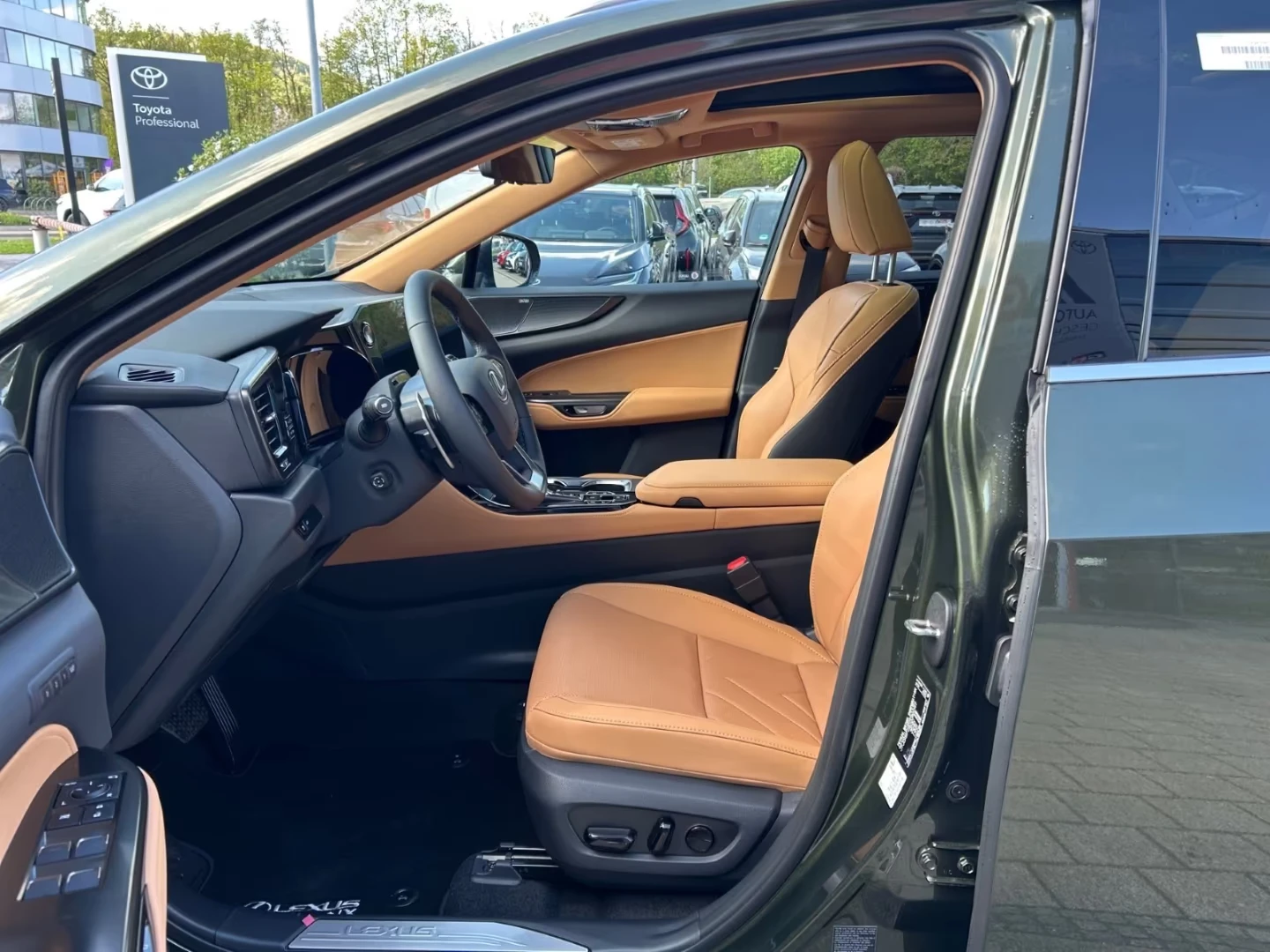 Lexus NX 450 h+ /LUXURY/4X4/292HP/PANO/M.LEVINSON/360/267h, снимка 10 - Автомобили и джипове - 55013833
