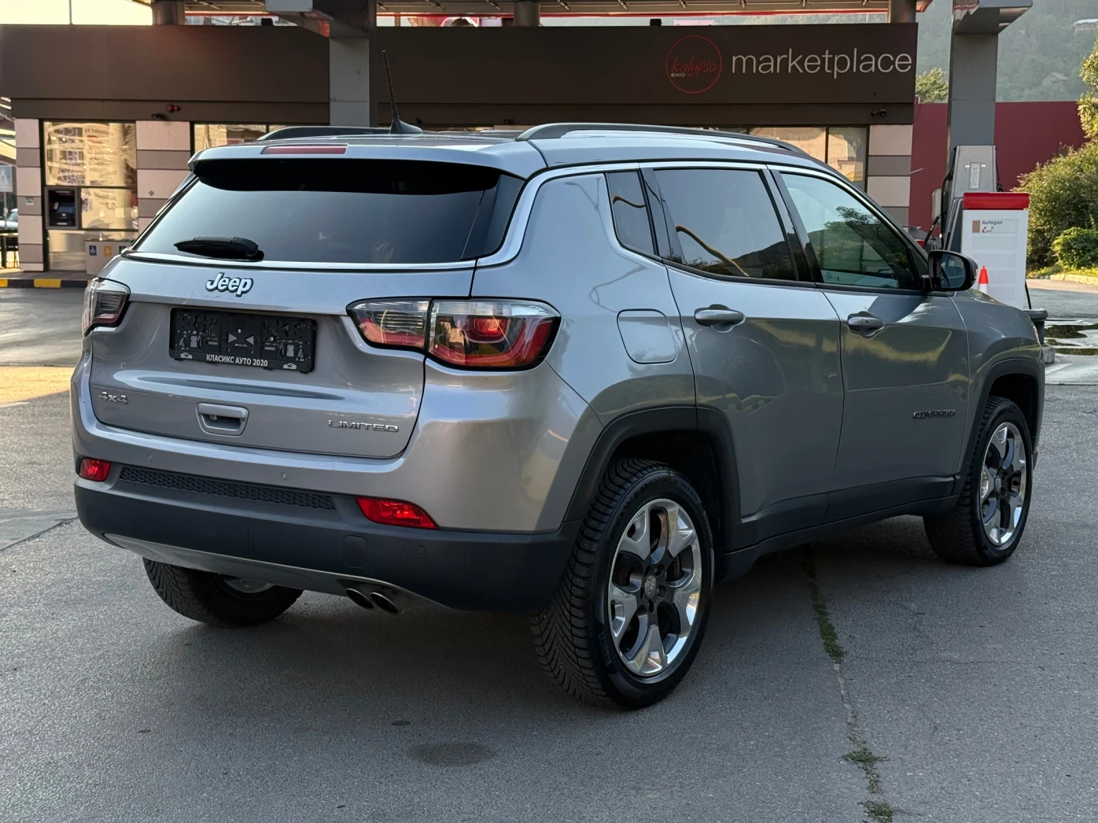 Jeep Compass 2.0d Нави/Дистроник/Кожа/4х4/Ксенон, снимка 7 - Автомобили и джипове - 55590561