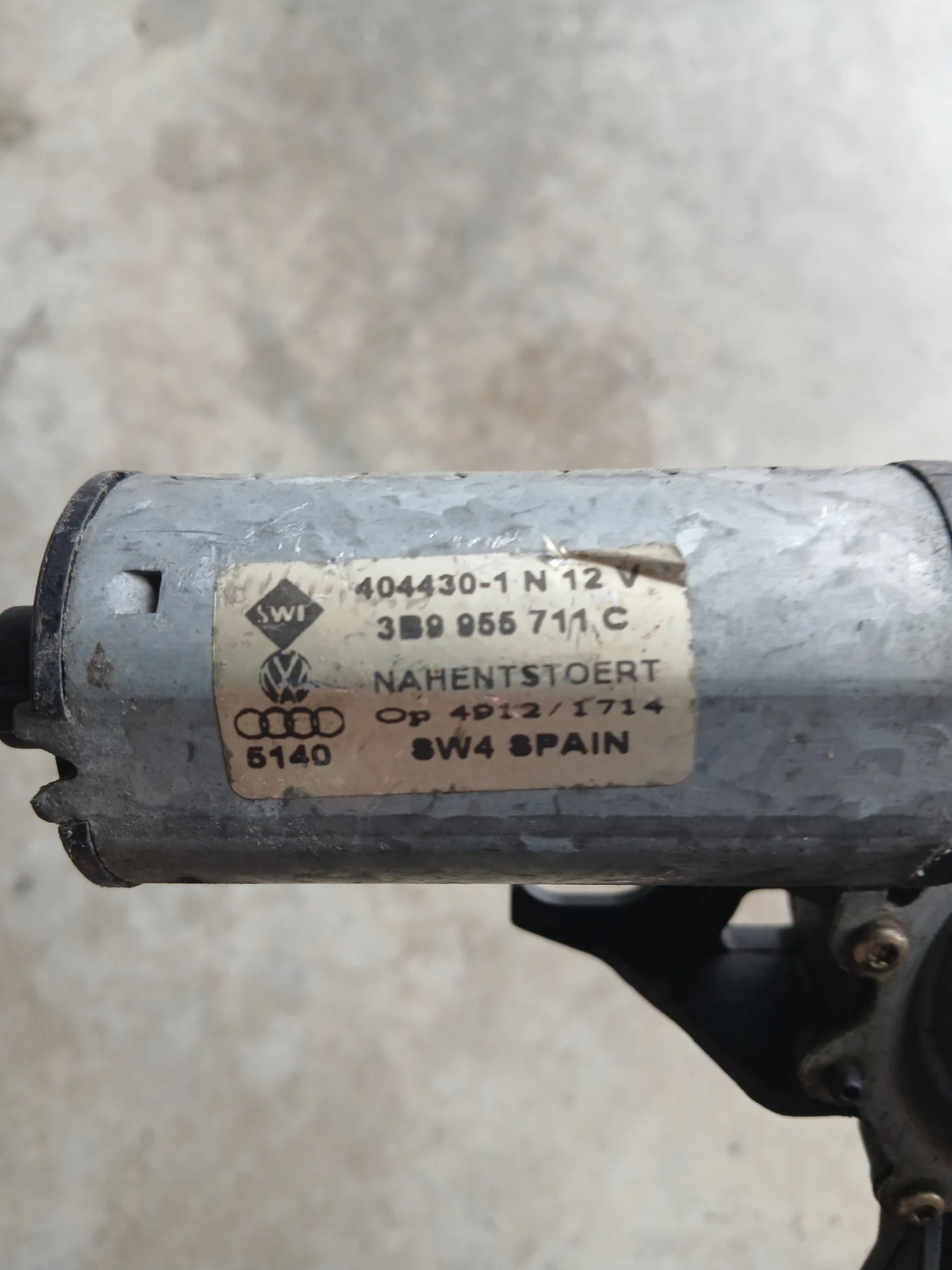 3B9 955 711C моторче задна чистачка VW Passat , снимка 3 - Части - 55010567