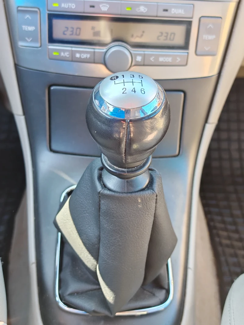 Toyota Avensis 2.2d4d, снимка 9 - Автомобили и джипове - 52678310