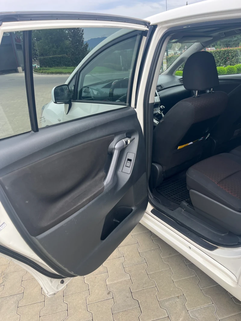 Toyota Corolla verso D4D, снимка 8 - Автомобили и джипове - 51743655