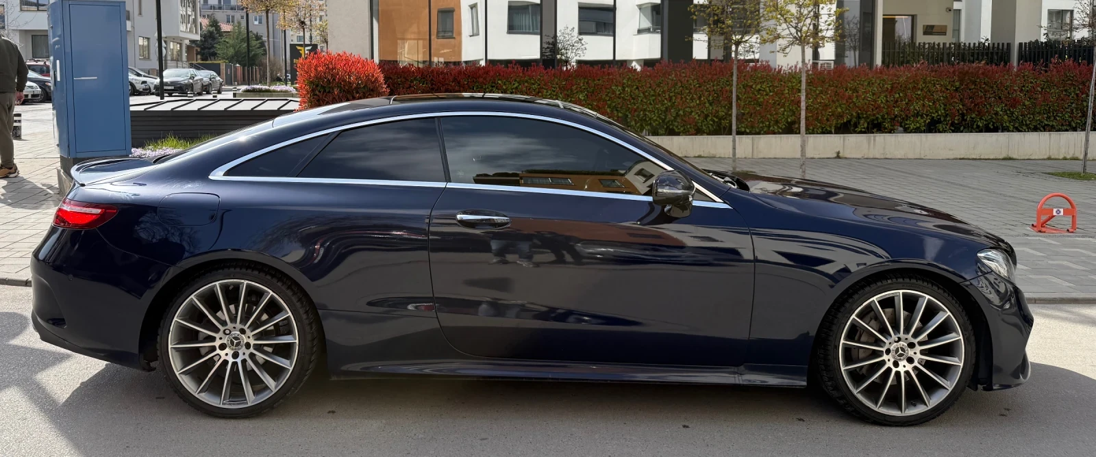 Mercedes-Benz E 220 AMG * Pano * BURMESTER * SOFTCLOSE * DISTRINIC * , снимка 2 - Автомобили и джипове - 55050895