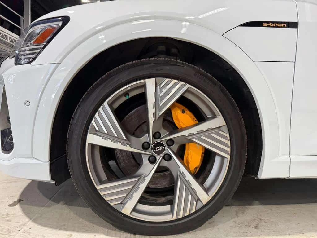 Audi E-Tron * Technik * ОБДУХВАНЕ * ХЕД ЪП * МАСАЖ * 360, снимка 9 - Автомобили и джипове - 54183087