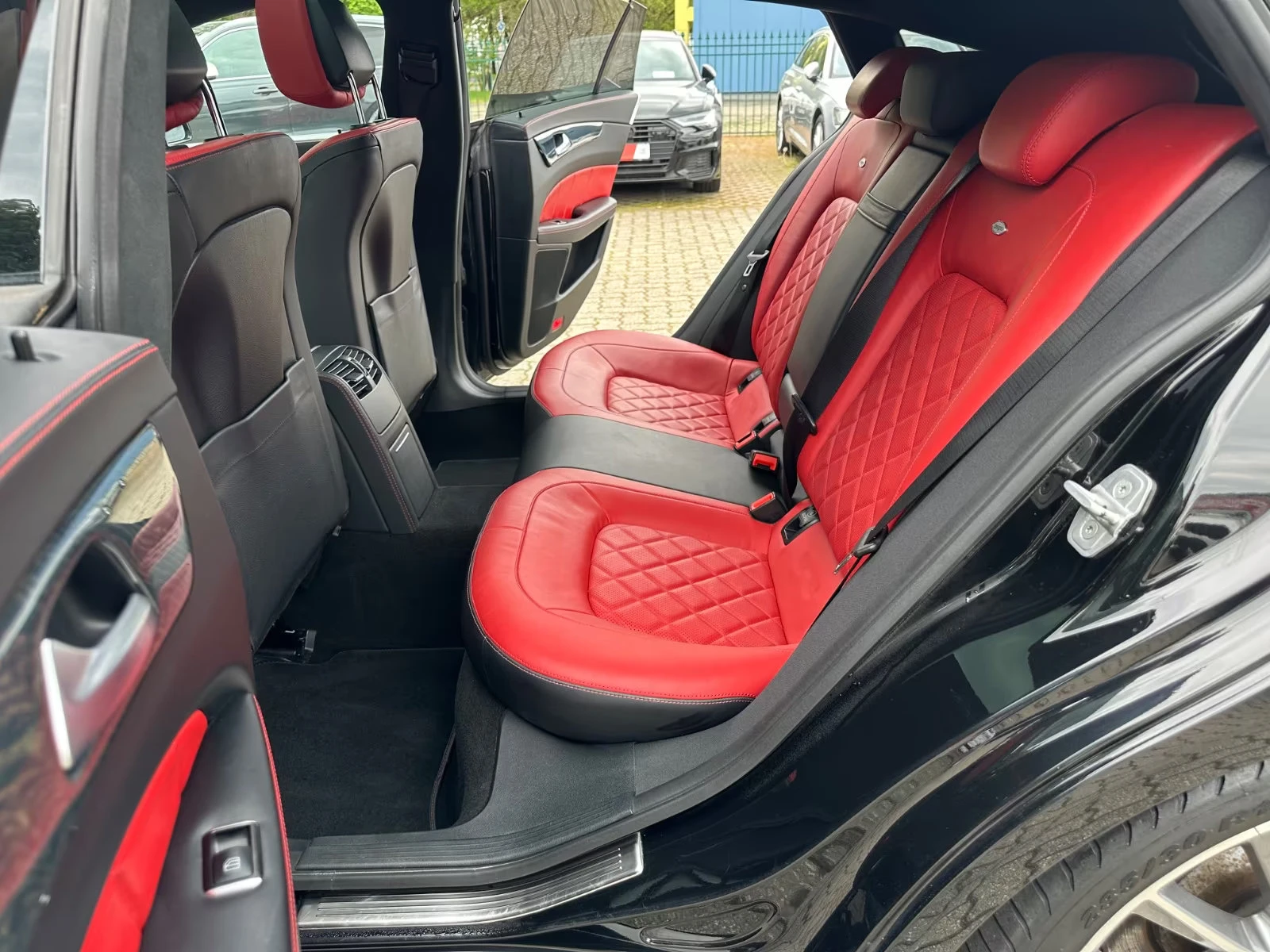 Mercedes-Benz CLS 350 d/4MATIC/258HP/AMG/DESIGNO/DISTR/MEMO/H&K/CAM/308q, снимка 16 - Автомобили и джипове - 54562602