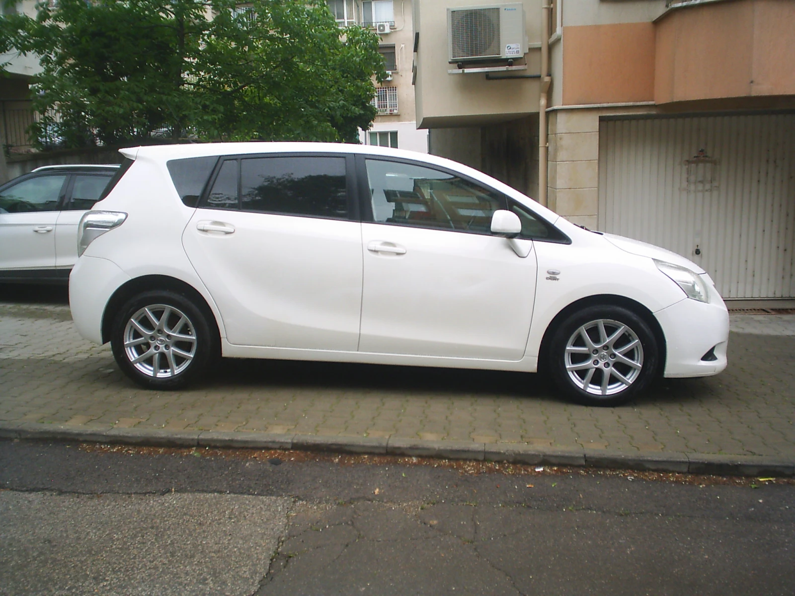 Toyota Verso 2.2 D-4D Automat, снимка 3 - Автомобили и джипове - 54581172