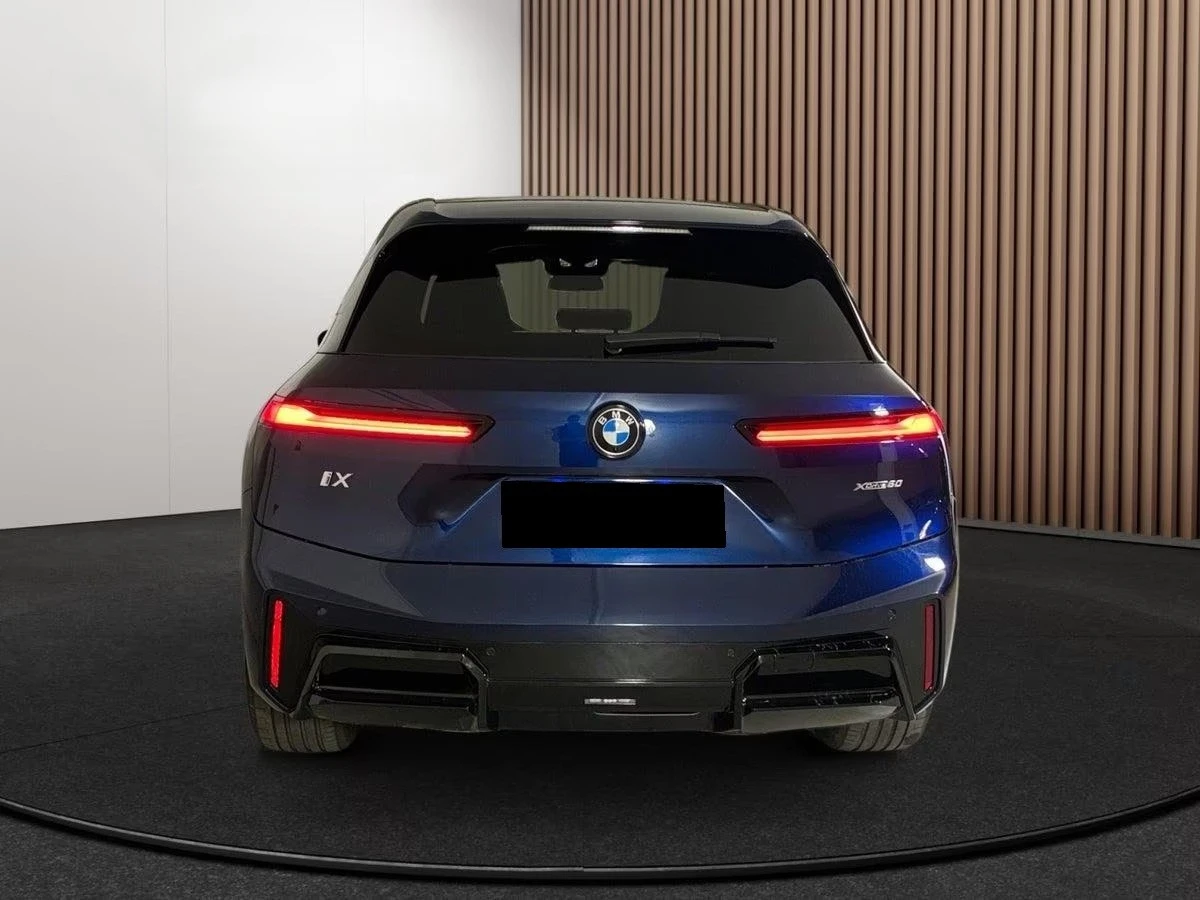 BMW iX xDrive60/ M-SPORT/ SKY LOUNGE/ ICONIC GLOW/ H&K/ , снимка 6 - Автомобили и джипове - 55554851