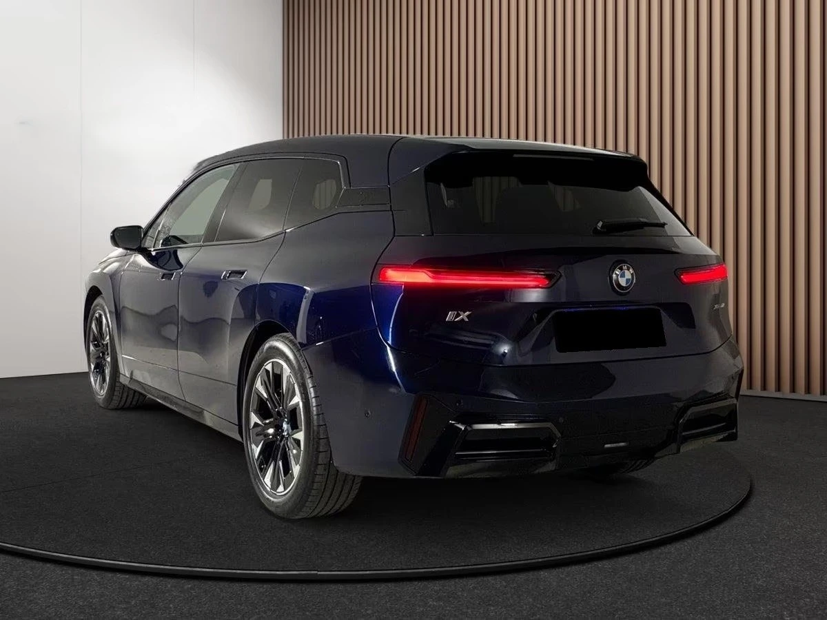 BMW iX xDrive60/ M-SPORT/ SKY LOUNGE/ ICONIC GLOW/ H&K/ , снимка 5 - Автомобили и джипове - 55554851