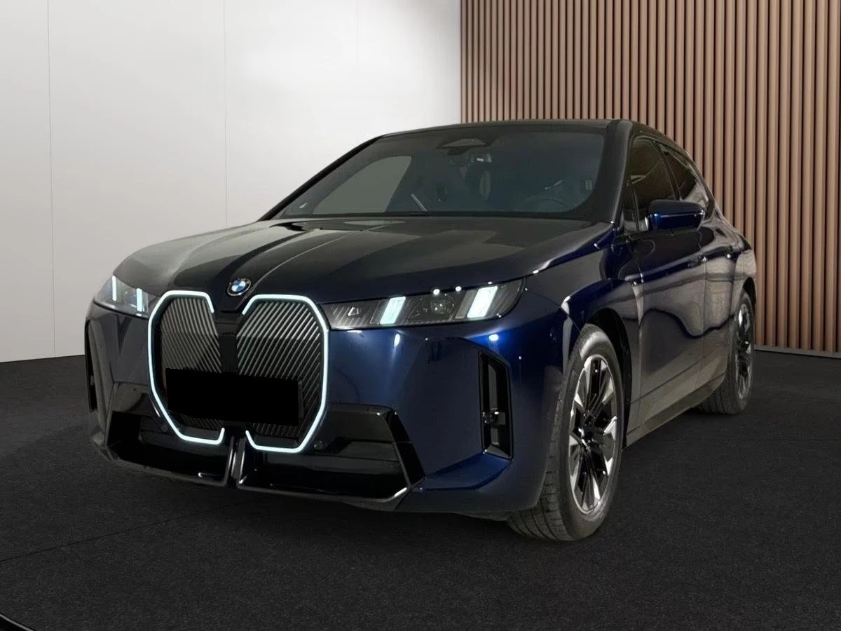 BMW iX xDrive60/ M-SPORT/ SKY LOUNGE/ ICONIC GLOW/ H&K/ , снимка 3 - Автомобили и джипове - 55554851