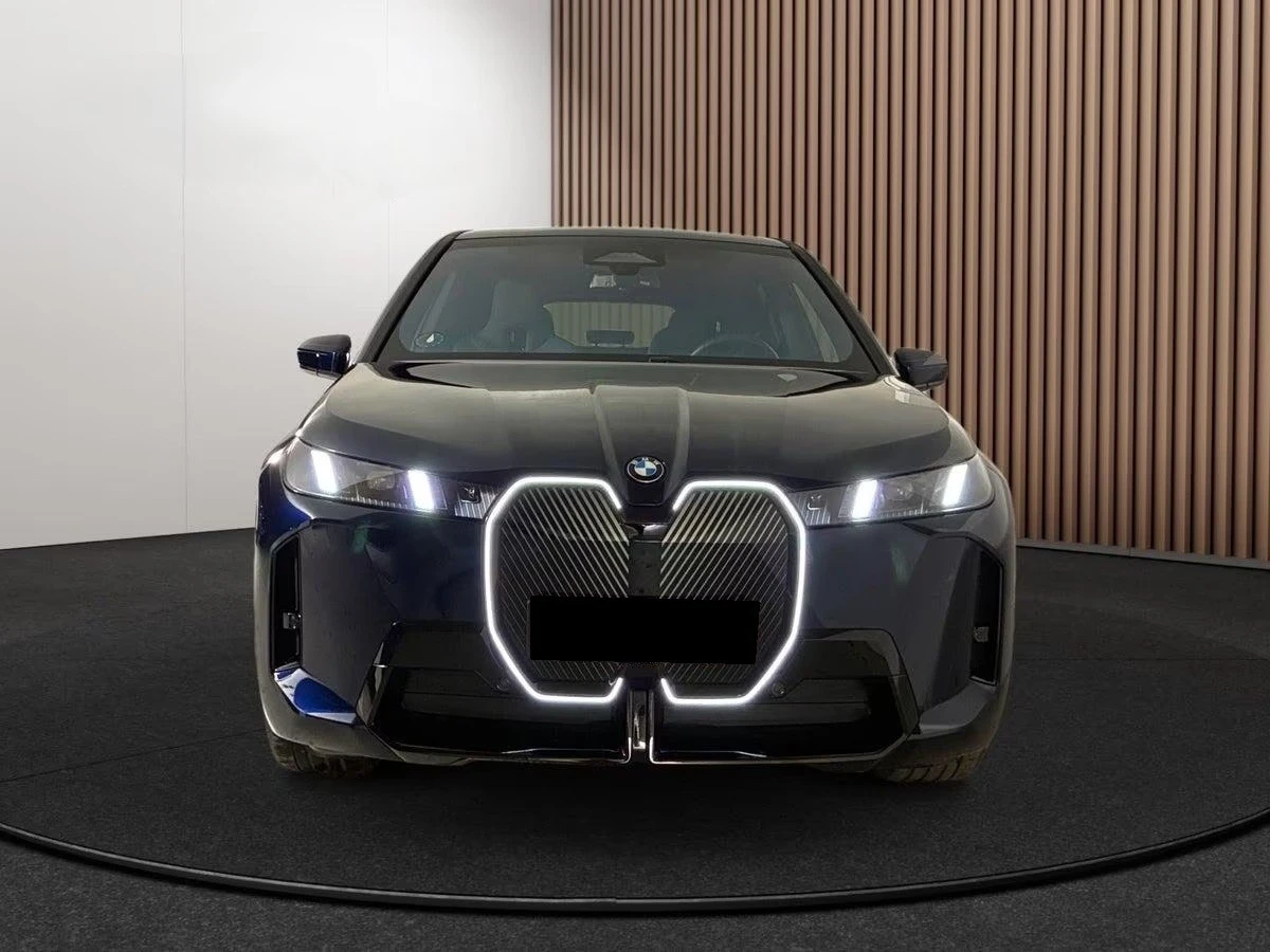 BMW iX xDrive60/ M-SPORT/ SKY LOUNGE/ ICONIC GLOW/ H&K/ , снимка 2 - Автомобили и джипове - 55554851