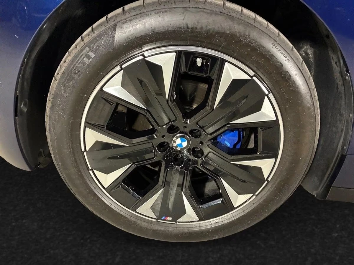 BMW iX xDrive60/ M-SPORT/ SKY LOUNGE/ ICONIC GLOW/ H&K/ , снимка 9 - Автомобили и джипове - 55554851