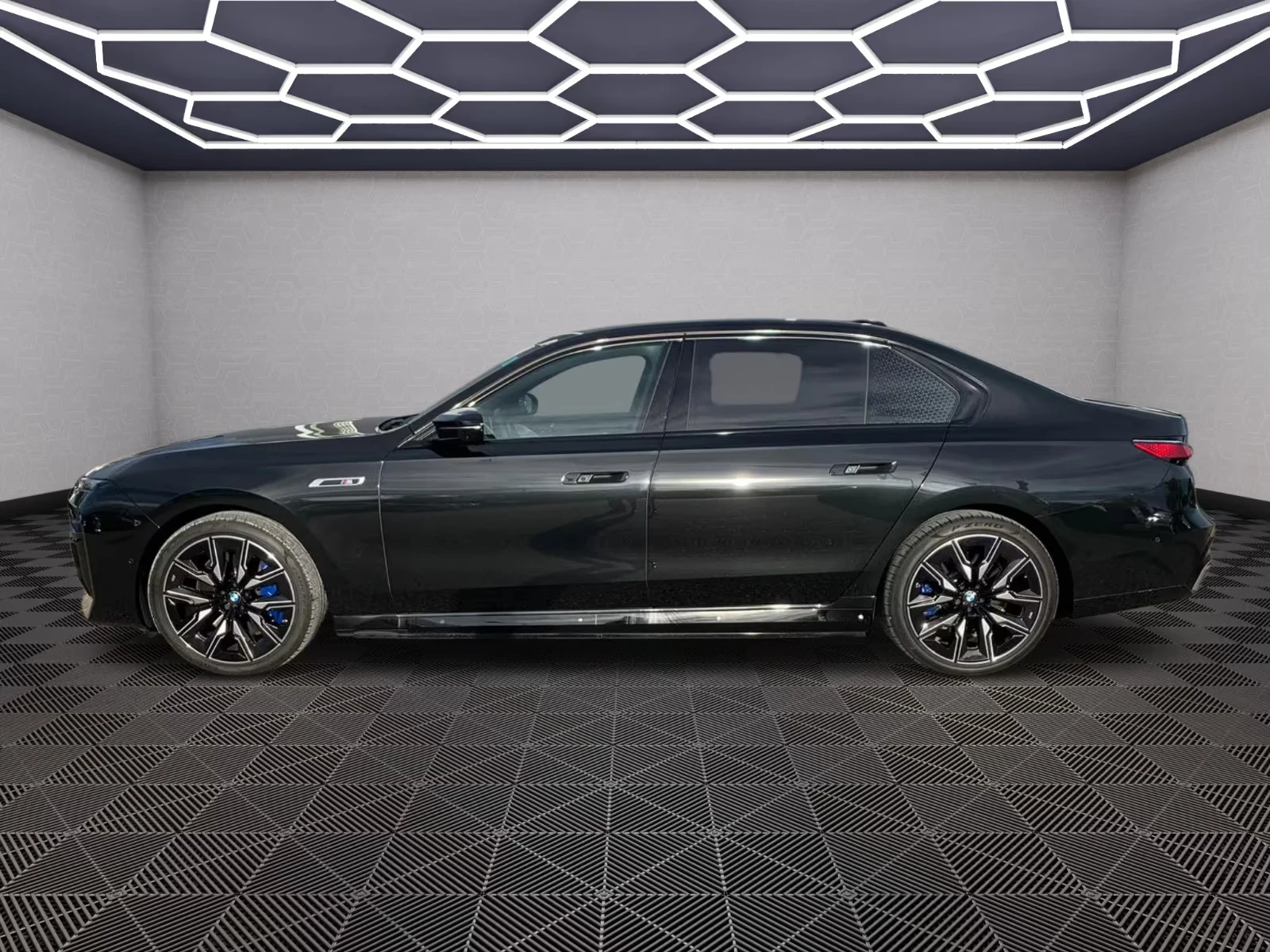 BMW i7 M70 / THEATRE SCREEN / B&W / SKY LOUNGE / EXECUTIV, снимка 4 - Автомобили и джипове - 55562918