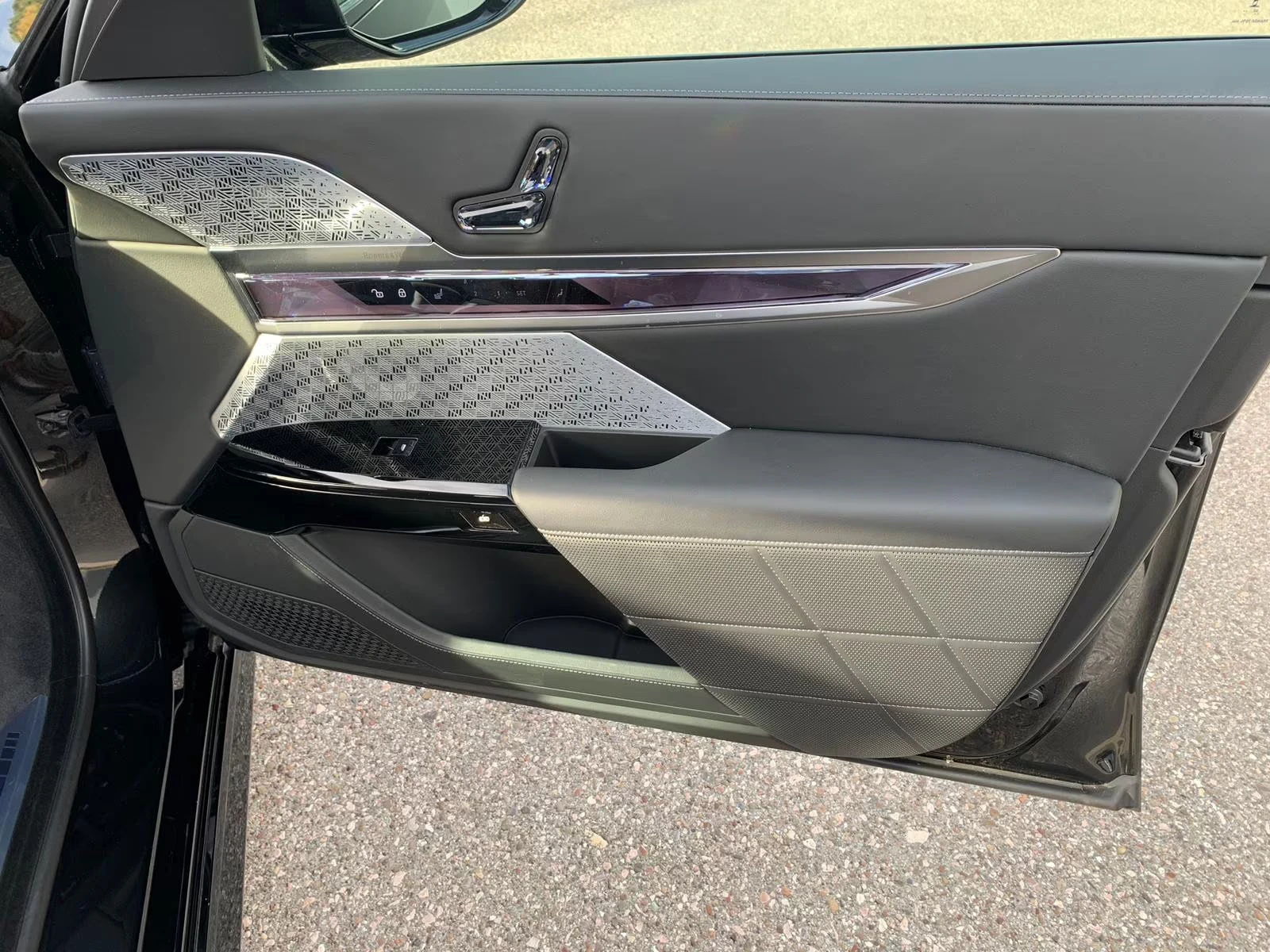 BMW i7 M70 / THEATRE SCREEN / B&W / SKY LOUNGE / EXECUTIV, снимка 12 - Автомобили и джипове - 55562918