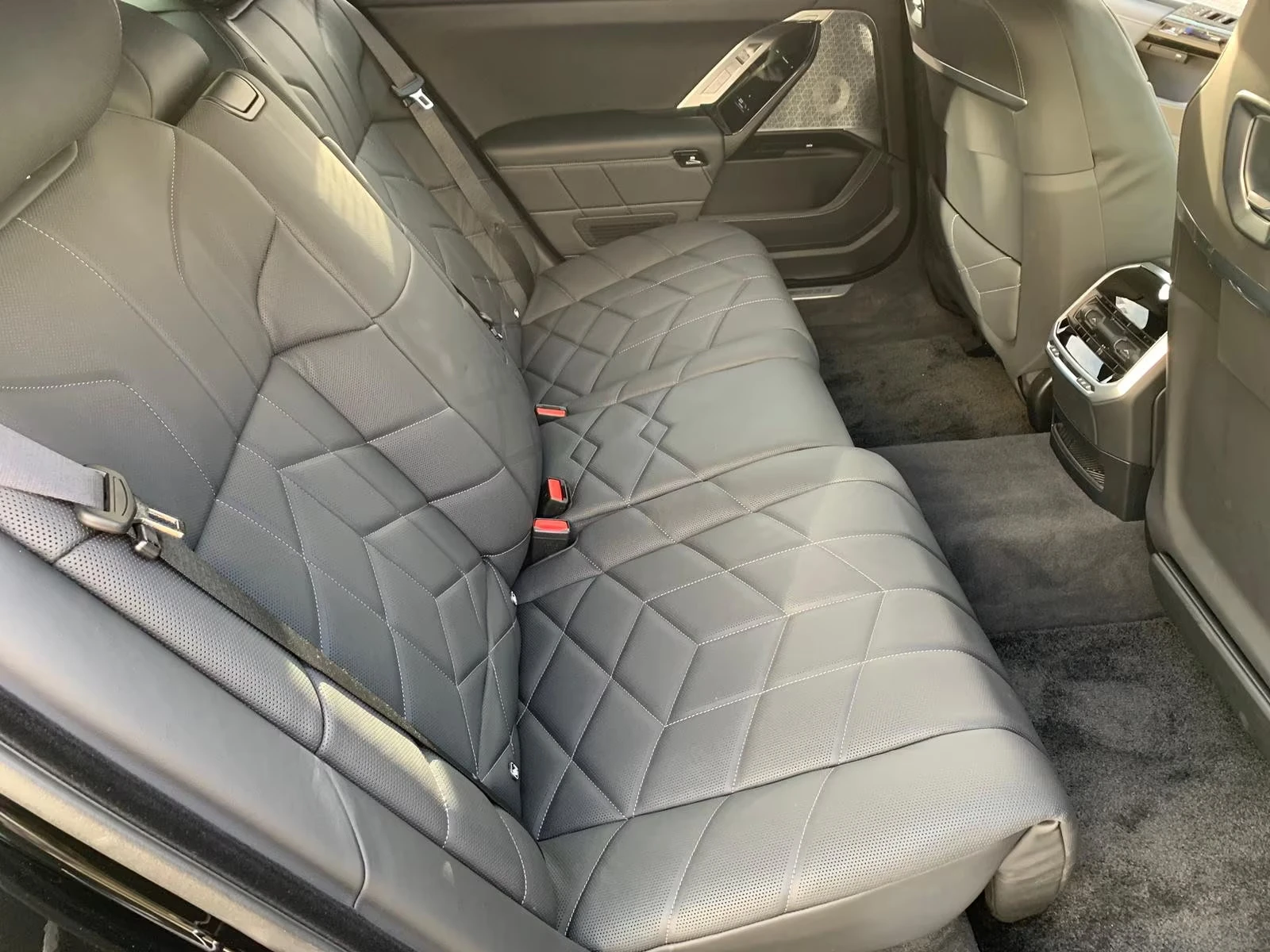 BMW i7 M70 / THEATRE SCREEN / B&W / SKY LOUNGE / EXECUTIV, снимка 16 - Автомобили и джипове - 55562918