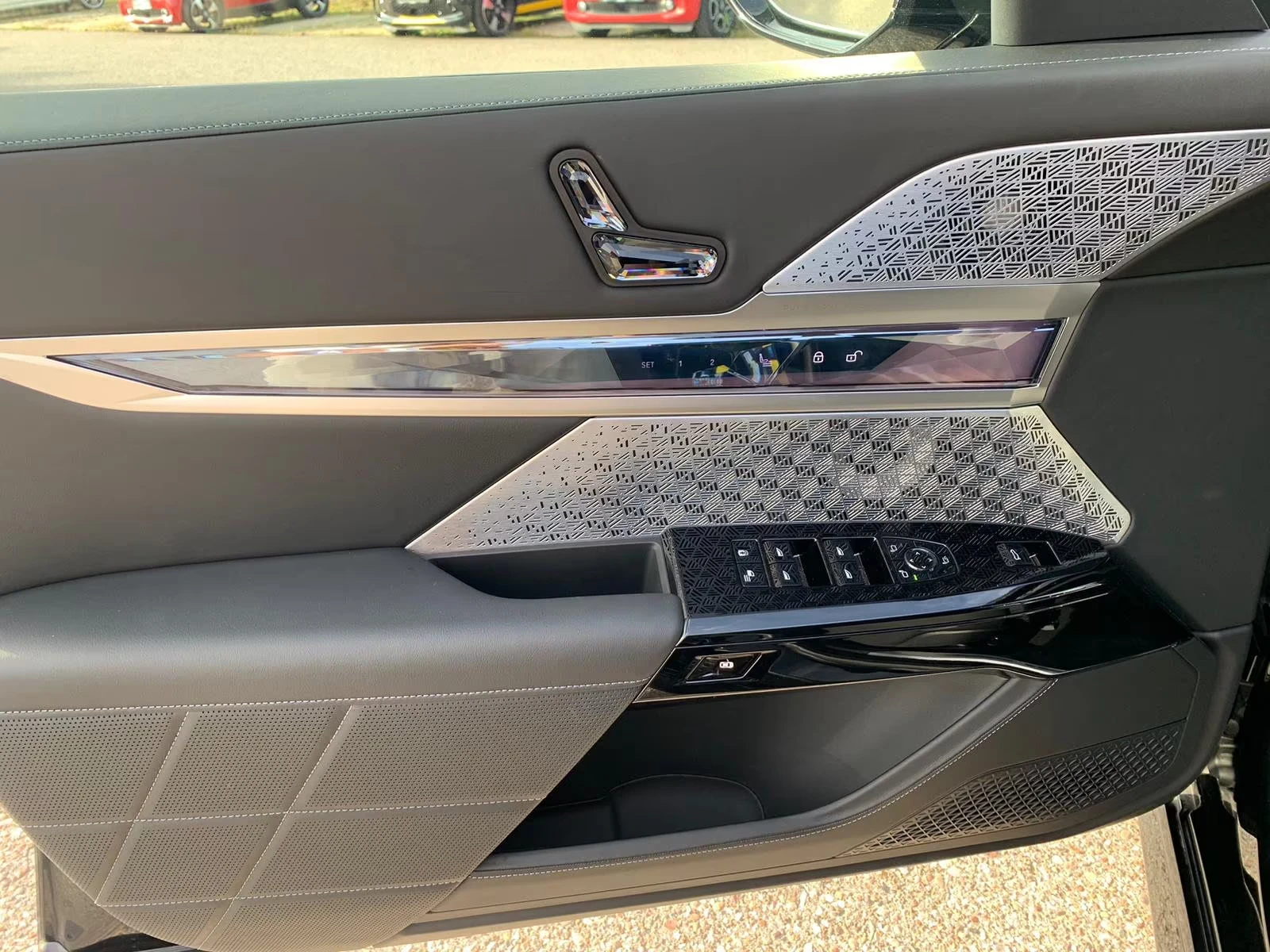 BMW i7 M70 / THEATRE SCREEN / B&W / SKY LOUNGE / EXECUTIV, снимка 8 - Автомобили и джипове - 55562918