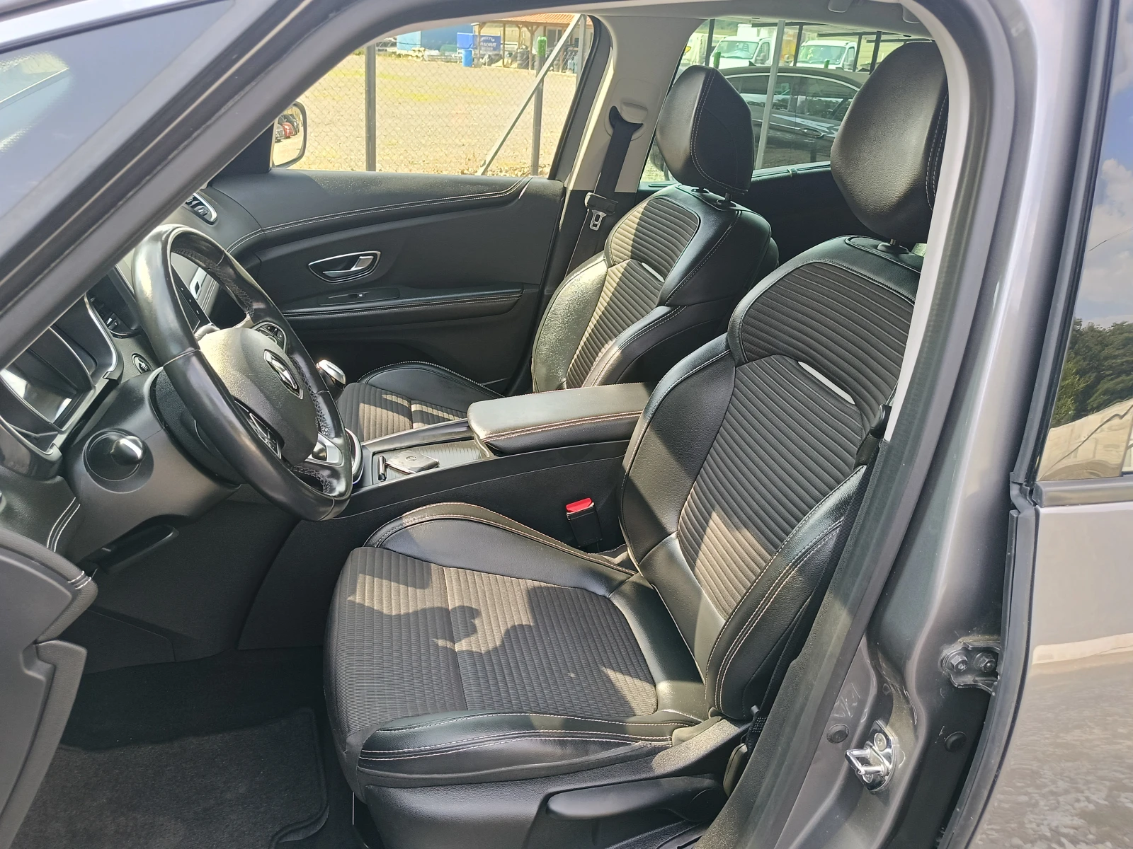 Renault Scenic 1.6dci* Navi* Камера, снимка 8 - Автомобили и джипове - 55589757