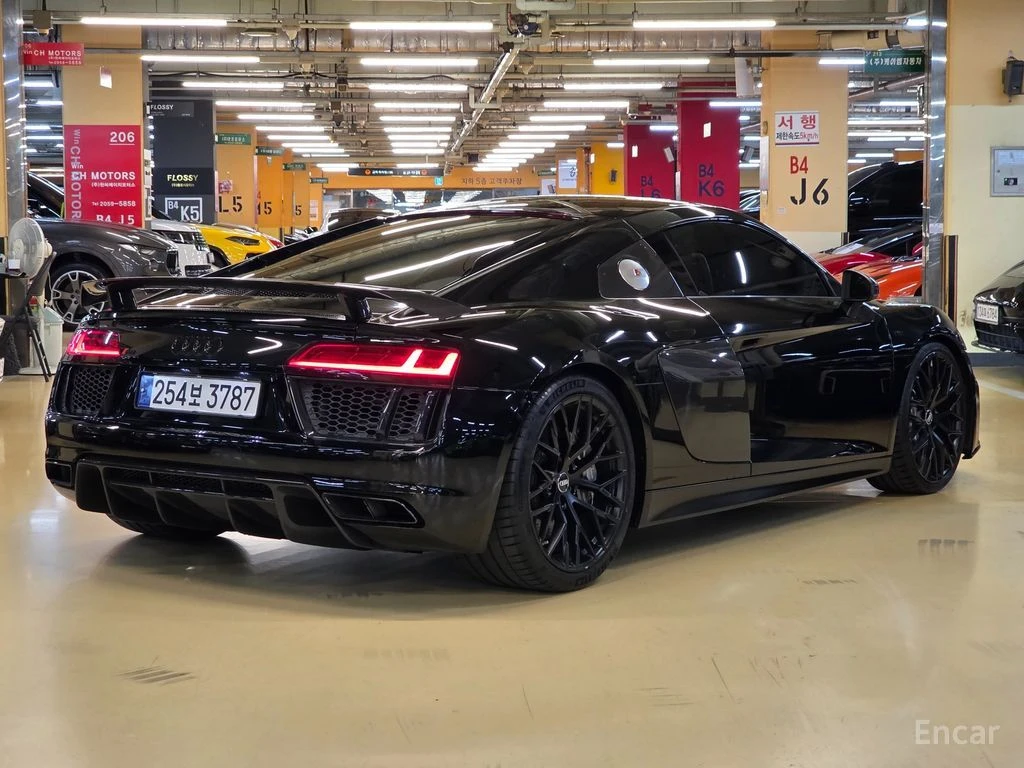 Audi R8 PLUS* V10* 5.2* BANG* OLUFSEN* CARBON* CERAMIC* FU, снимка 4 - Автомобили и джипове - 55743445