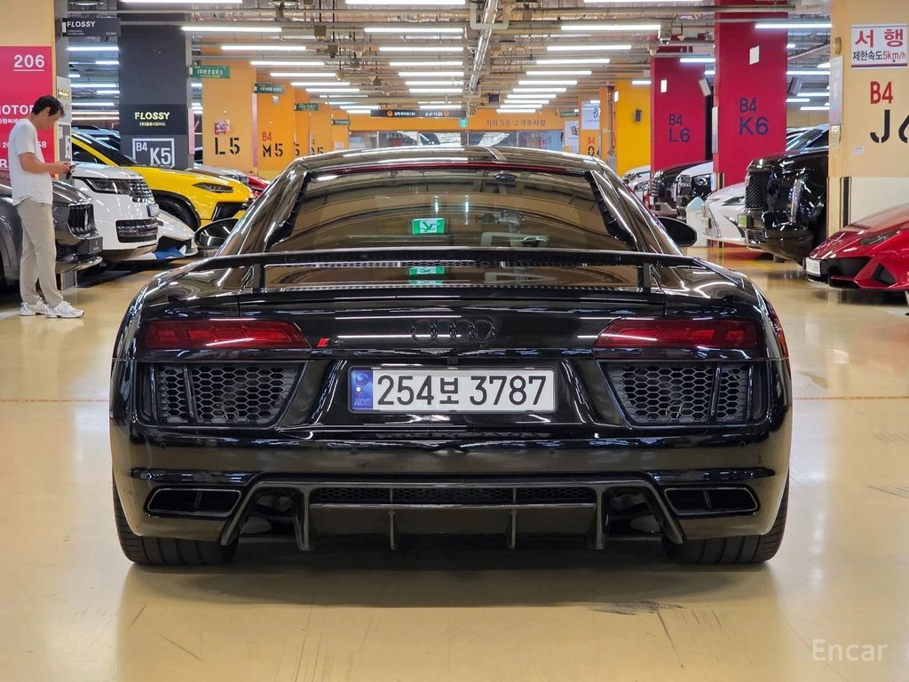Audi R8 PLUS* V10* 5.2* BANG* OLUFSEN* CARBON* CERAMIC* FU, снимка 3 - Автомобили и джипове - 55743445