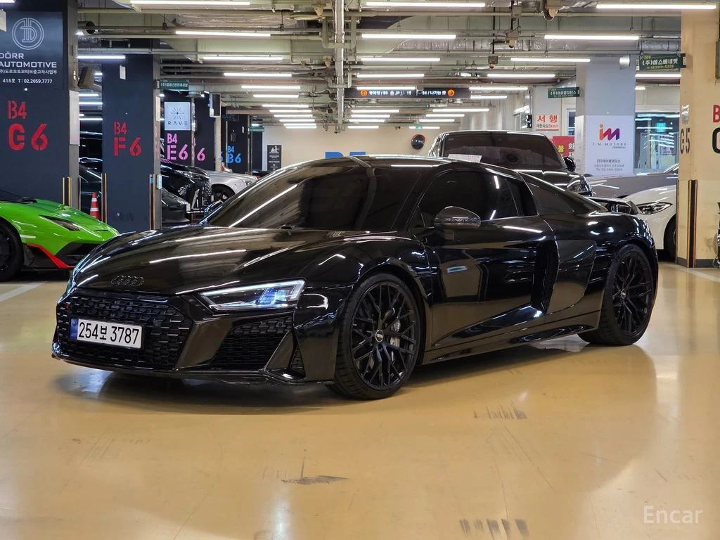 Audi R8 PLUS* V10* 5.2* BANG* OLUFSEN* CARBON* CERAMIC* FU, снимка 2 - Автомобили и джипове - 55743445