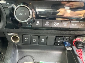 Toyota Hilux INVINCIBLE Първи собственик, снимка 11