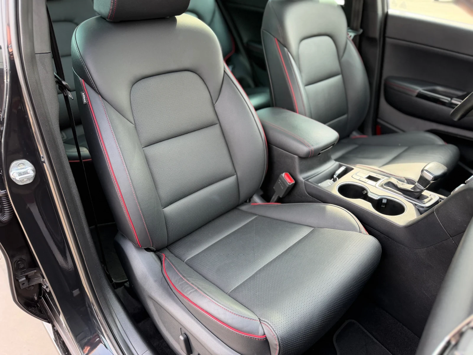 Kia Sportage CRDI* GT-LINE* 360* PANO* KEYLESS* , снимка 13 - Автомобили и джипове - 54257835