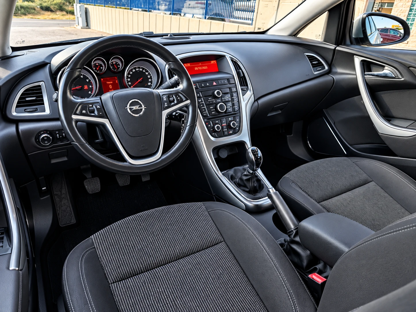 Opel Astra 1.4Turbo Газ-Бензин!!!, снимка 4 - Автомобили и джипове - 56232769