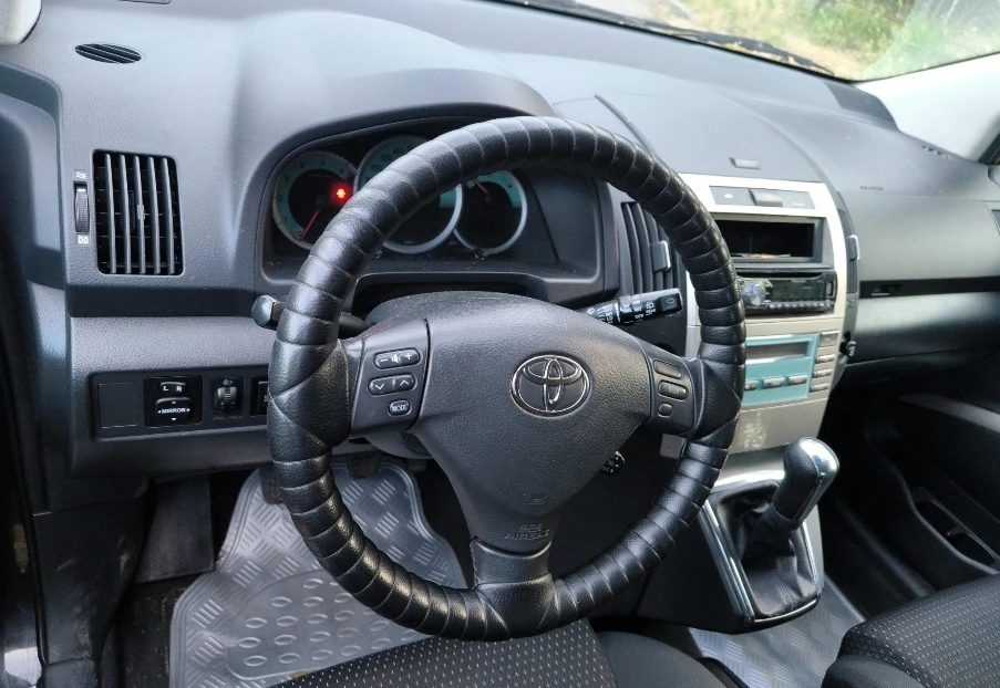 Toyota Corolla verso 2.2 D4D, снимка 5 - Автомобили и джипове - 55484909