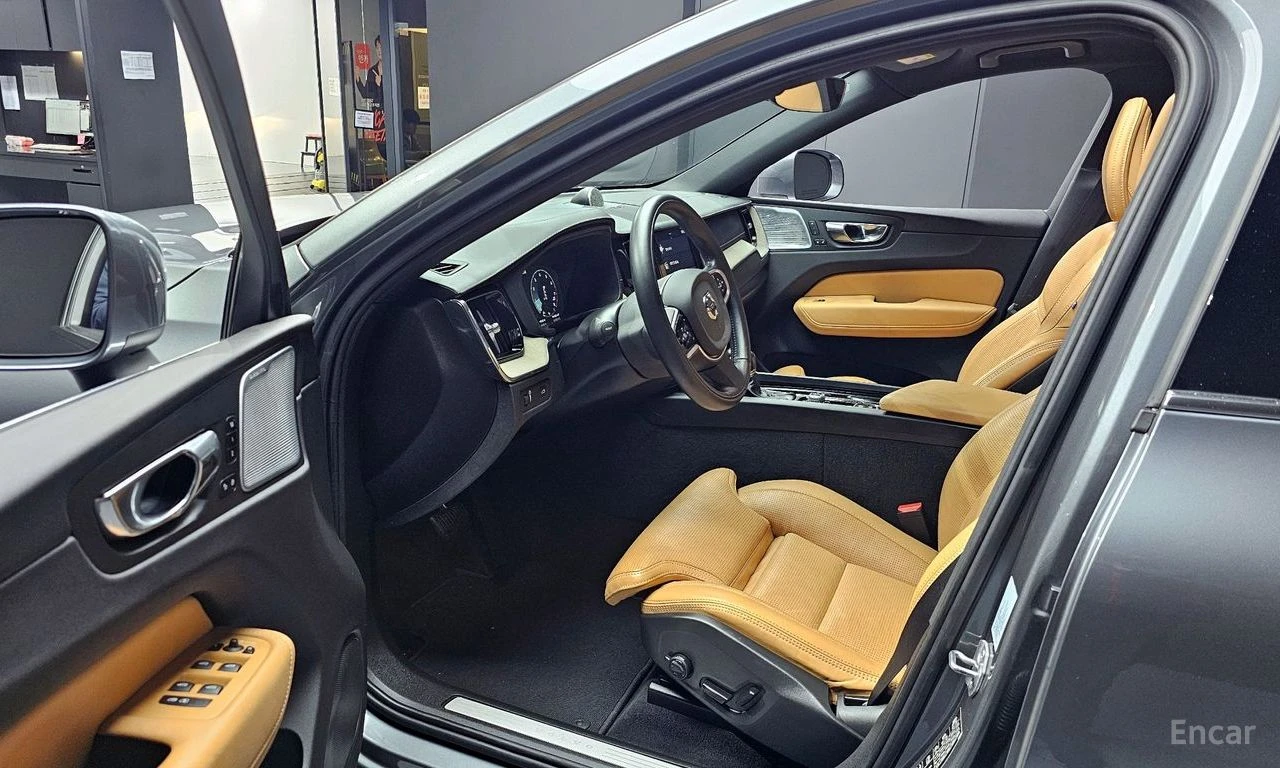 Volvo XC60 ПОДРЕВИ * HEAD-UP * B&W * АВТОКРЕДИТ, снимка 11 - Автомобили и джипове - 55277035