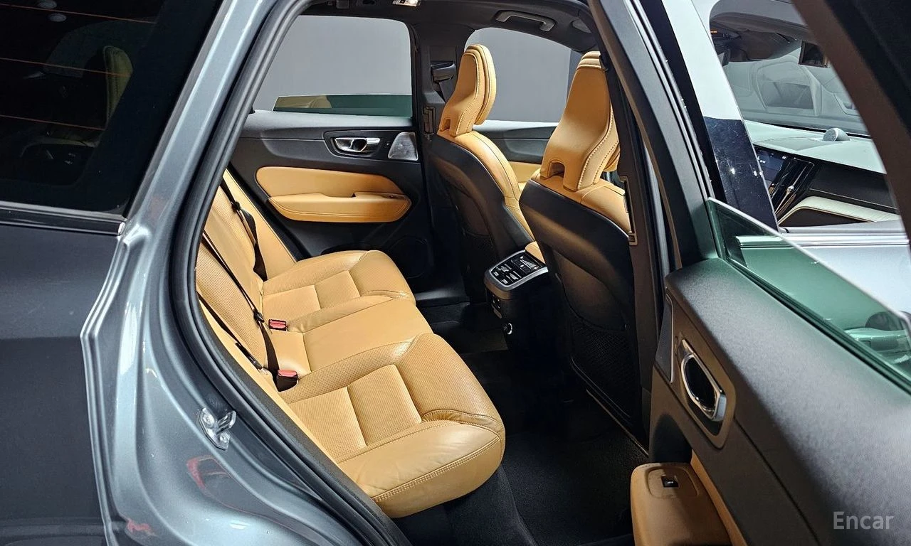 Volvo XC60 ПОДРЕВИ * HEAD-UP * B&W * АВТОКРЕДИТ, снимка 13 - Автомобили и джипове - 55277035