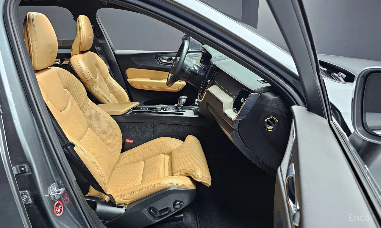 Volvo XC60 ПОДРЕВИ * HEAD-UP * B&W * АВТОКРЕДИТ, снимка 12 - Автомобили и джипове - 55277035