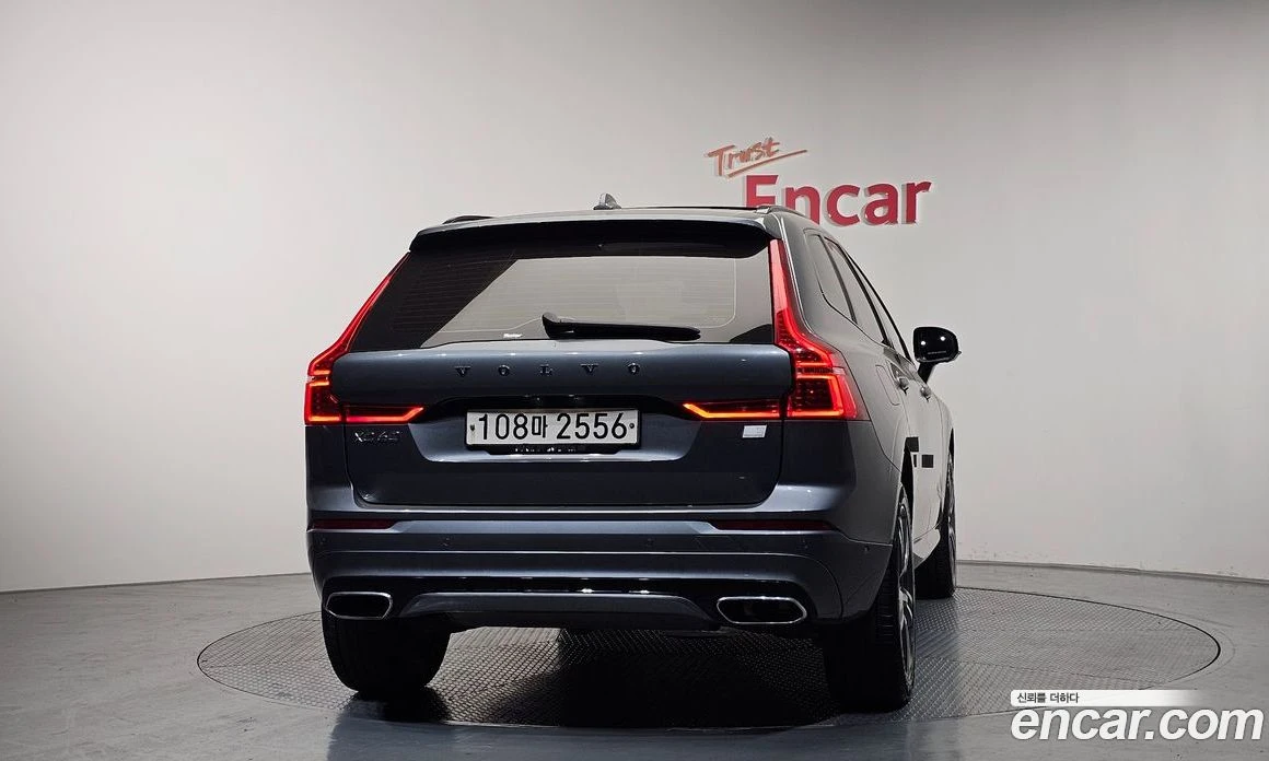 Volvo XC60 T8 R-Design, снимка 4 - Автомобили и джипове - 56123238